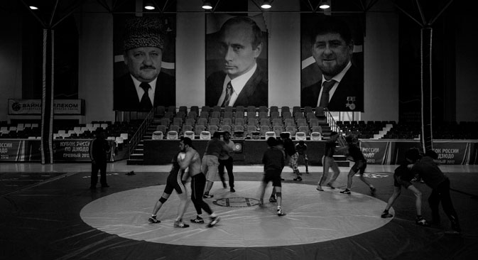 Sezione di allenamento in una palestra. Sullo sfondo, i ritratti di Akhmad Kadyrov, Vladimir Putin e Ramzan Kadyrov (Foto: per gentile concessione di Davide Monteleone)