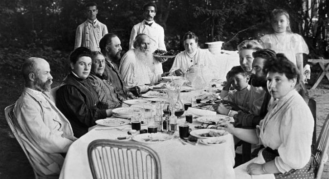 Momento di un pranzo a casa Tolstoj (Foto: Ria Novosti)