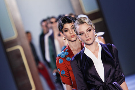 Le creazioni di Ulyana Sergeenko in passerella (Foto: Getty Images / Fotobank)