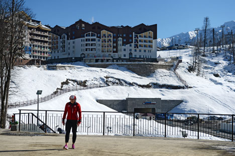 A Sochi non nevica spesso, ma le gare si svolgeranno fuori città, in montagna. E per evitare imprevisti, da marzo dello scorso anno sono state immagazzinate diverse quantità di neve (Foto: Aleksandr Kryazhev / Ria Novosti)