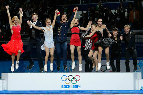 La gioia dei campioni russi di pattinaggio di figura, che hanno conquistato il primo oro di queste Olimpiadi (Foto: Reuters)