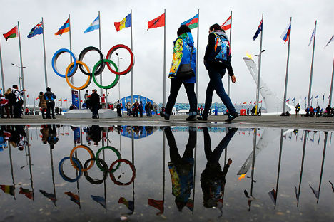 I cinque cerchi olimpici riflessi in una pozzanghera a Sochi (Foto: REUTERS/Brian Snyder)
