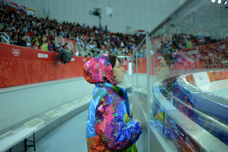 Una volontaria assiste a una gara di hockey (Foto: Mikhail Mordasov)