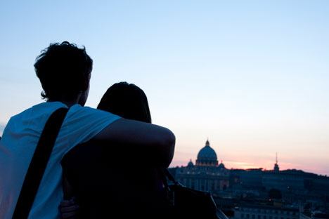 Una coppia si abbraccia guardando il tramonto su Roma (Foto: Getty Images/Fotobank)