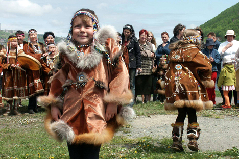 Abitanti della Kamchatka con i costumi tradizionali del luogo (Foto: Itar Tass)