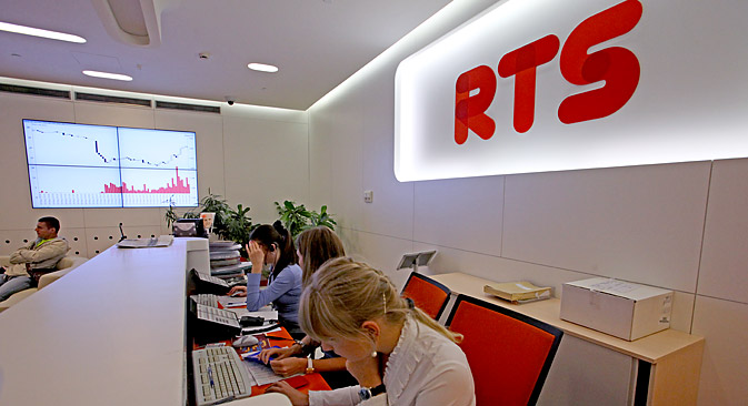 Dall’inizio del mese di marzo il mercato azionario russo è calato del 20 per cento. E dalla metà di gennaio il rublo russo ha perso il 9,6 per cento del suo valore (Foto: Olesia Kurpiaeva / RG)