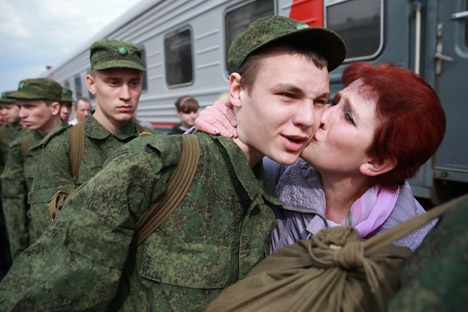 Circa 150.000 ragazzi partiranno quest’anno per il servizio militare (Foto: Itar Tass)