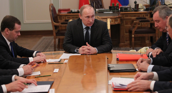 Secondo il Presidente russo Vladimir Putin (al centro), l’Ue dovrebbe fare di più per aiutare Kiev. Mentre la Russia, pur considerando illegittimo il governo ucraino, continua a erogare aiuti economici finalizzati a sovvenzionare l’economia ucraina (Foto: Konstantin Zavrajine/RG)