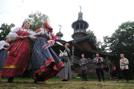 Il Sarafan inizialmente veniva indossato da uomini e donne. All'inizio del 18° secolo invece è diventato un abito prettamente femminile (Foto: Konstantin Chalabov / RIA Novosti)