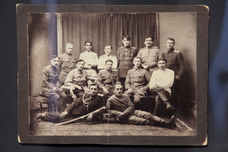 In una delle foto in mostra, i soldati si preparano a partire per il fronte (Foto: Olessia Kurpiaeva/RG)