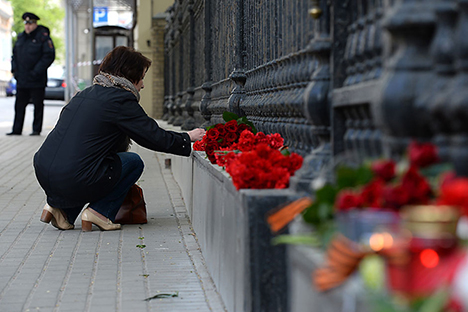 Fiori davanti all’ambasciata ucraina a Mosca (Foto: Maksim Blinov / Ria Novosti)