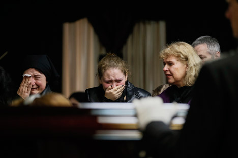 Alcune donne piangono i morti di Odessa (Foto: Reuters)