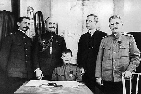 Lo tsarevich Alexei (al centro), insieme all’insegnante di inglese, Charles Sydney Gibbes (il secondo da destra). (Foto: Itar Tass)