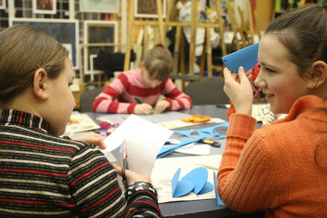 Ragazzi sui banchi di scuola (Foto: Itar Tass)