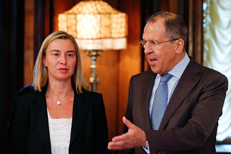 Il ministro degli Esteri italiano Federica Mogherini insieme al collega russo Sergei Lavrov (Foto: Reuters)