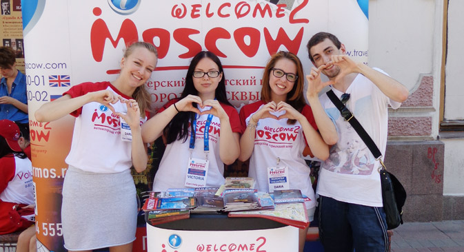 Un gruppo di volontari pronti a dare indicazioni ai turisti (Foto gentilmente concessa dal responsabile del gruppo sull’Arbat)