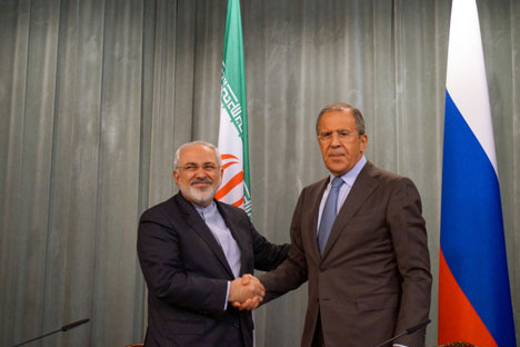 Il ministro degli Esteri iraniano Mohammad Javad Zarif, a sinistra, insieme al suo omologo russo Sergei Lavrov (Fonte libera)