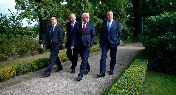 Il ministro russo degli Esteri Sergei Lavrov (a destra), insieme ai colleghi di Francia, Germania e Ucraina, a Berlino per discutere della crisi ucraina (Foto: Reuters)