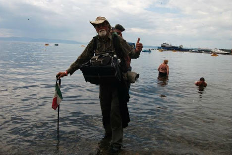 Pier Luigi Delvigo, 67 anni, ha attraversato a piedi tutta la Russia. In questa foto, lo vediamo con i piedi a bagno nel pacifico a Vladivostok (Foto: archivio personale)