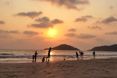 Turisti sulla spiaggia di Goa, sulla costa occidentale dell'India (Foto: Roman Kiselev / RBTH)