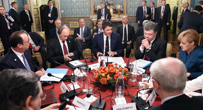 Il premier italiano Matteo Renzi a colloquio con i leader mondiali, tra cui il Presidente russo Vladimir Putin, il Presidente ucraino Petro Poroshenko e la cancelliera tedesca Angela Merkel (Foto: Reuters)