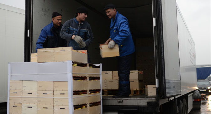 In passato, per episodi di riesportazione di prodotti agroalimentari dell'Unione Europea verso la Russia, il Rosselkhoznadzor aveva imposto delle limitazioni alle forniture di carne e di frutta dalla Moldavia e di frutta e ortaggi dall’Ucraina (Foto: Ria Novosti)