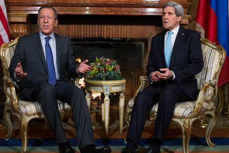 Il ministro russo degli Esteri, Sergei Lavrov (a sinistra) e il segretario di Stato Usa John Kerry (Foto: AP)