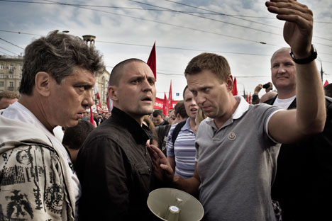 Da sinistra, Boris Nemtsov, Sergei Udaltsov e Aleksei Navalnij durante una manifestazione di protesta (Foto: Yuri Kozyrev / NOOR)