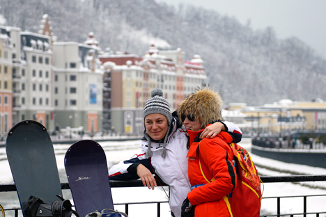 Per le vacanze invernali molti russi scelgono la montagna (Foto: Artur Lebedev / TASS)