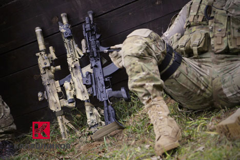 Il nuovo brand della linea di fucili da combattimento “Kalashnikov” ha subito cambiamenti significativi: la silhouette stilizzata “Ak” è stata sostituita dalla lettera “K”, raffigurata su fondo rosso (Foto: Rostech)
