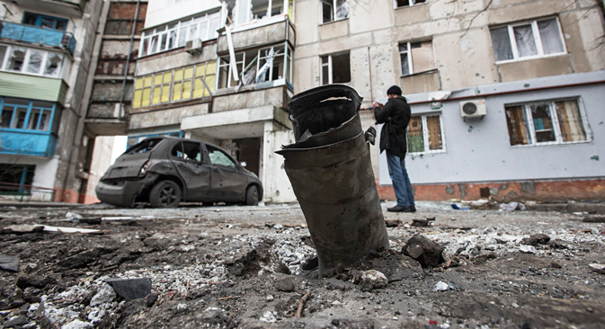 Strade e case distrutte a Mariupol dopo la tragedia (Foto: AP)