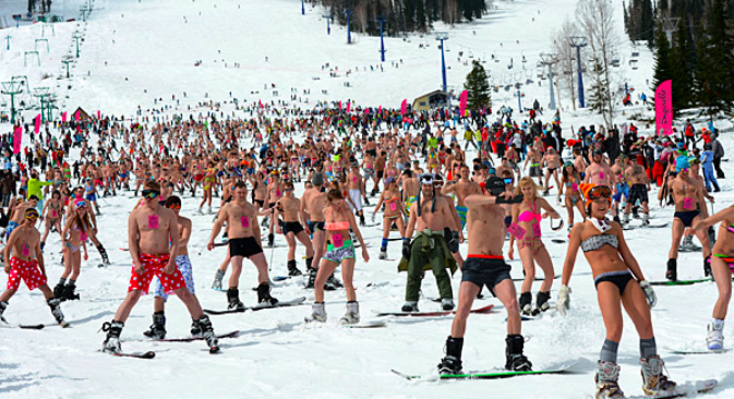 Una discesa in bikini dalle montagne di Sheregesh (Foto: RIA Novosti/Aleksandr Kryazhev)