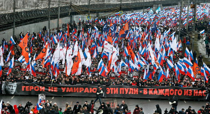 La marcia in memoria di Boris Nemtsov, organizzata a Mosca a poche ore dall’uccisione dell’esponente politico (Foto: AP)