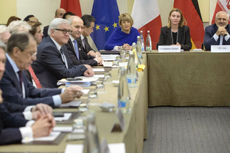Da sinistra, John Kerry, Philip Hammond, Sergey Lavrov, Frank Walter Steinmeier, Laurent Fabius, Wang Yi durante i negoziati di Losanna tra l’Iran e il gruppo dei “sei” (Foto: AP)