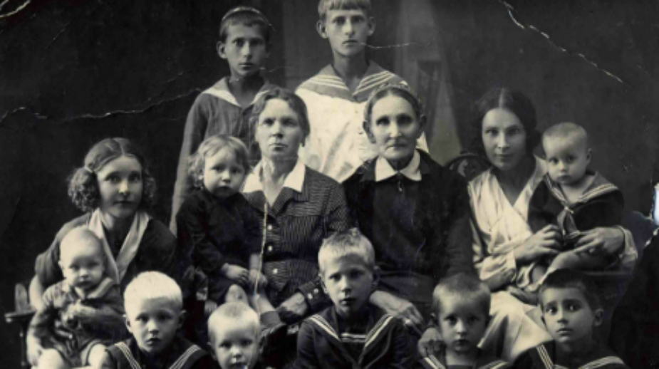 Stepan Sosnin in braccio alla nonna (al centro) insieme alla famiglia (Foto: archivio personale)