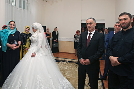 Il matrimonio tra la giovane Kheda Goylabieva, 17 anni, e il capo del distretto locale di polizia, Nazhud Guchigov, di 30 anni più vecchio, celebrato a Grozny, capitale della Cecenia (Foto: AP)