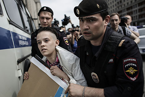 La polizia ferma un attivista durante una manifestazione non autorizzata nel centro di Mosca (Foto: Andrei Stenin / RIA Novosti)