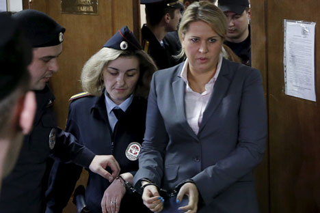 L'ex dirigente del dipartimento dei rapporti di proprietà del Ministero della Difesa, Evgenya Vasileva, ha ottenuto una condanna a 5 anni da scontare in una colonia penale, mentre i suoi quattro complici sono stati condannati dai tre anni e mezzo ai quattro di pena detentiva (Foto: Reuters)