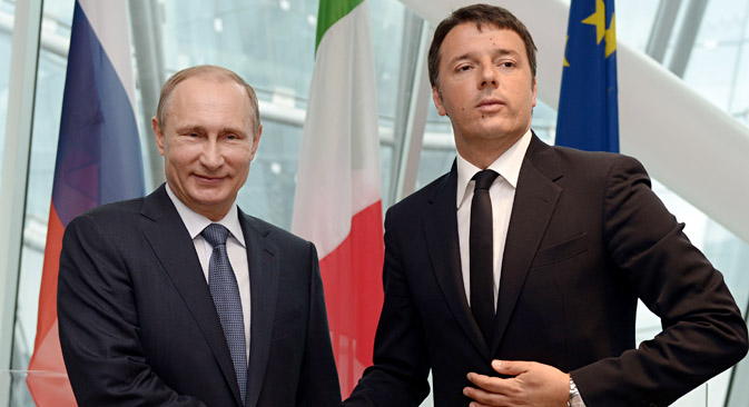 Stretta di mano tra il Presidente russo Putin e il premier italiano Matteo Renzi (Foto: AP)