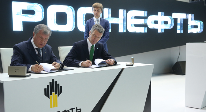 Rosneft ha firmato 57 accordi, il più importante dei quali è la vendita a BP di una quota del 20% del giacimento Taas Jurjach per 750 milioni di dollari (Foto: Artem Korotaev/TASS)