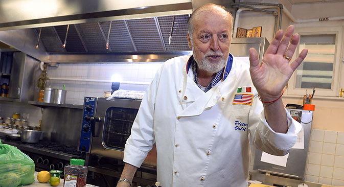 Lo chef Pietro Valota al lavoro (Foto: Kommersant)