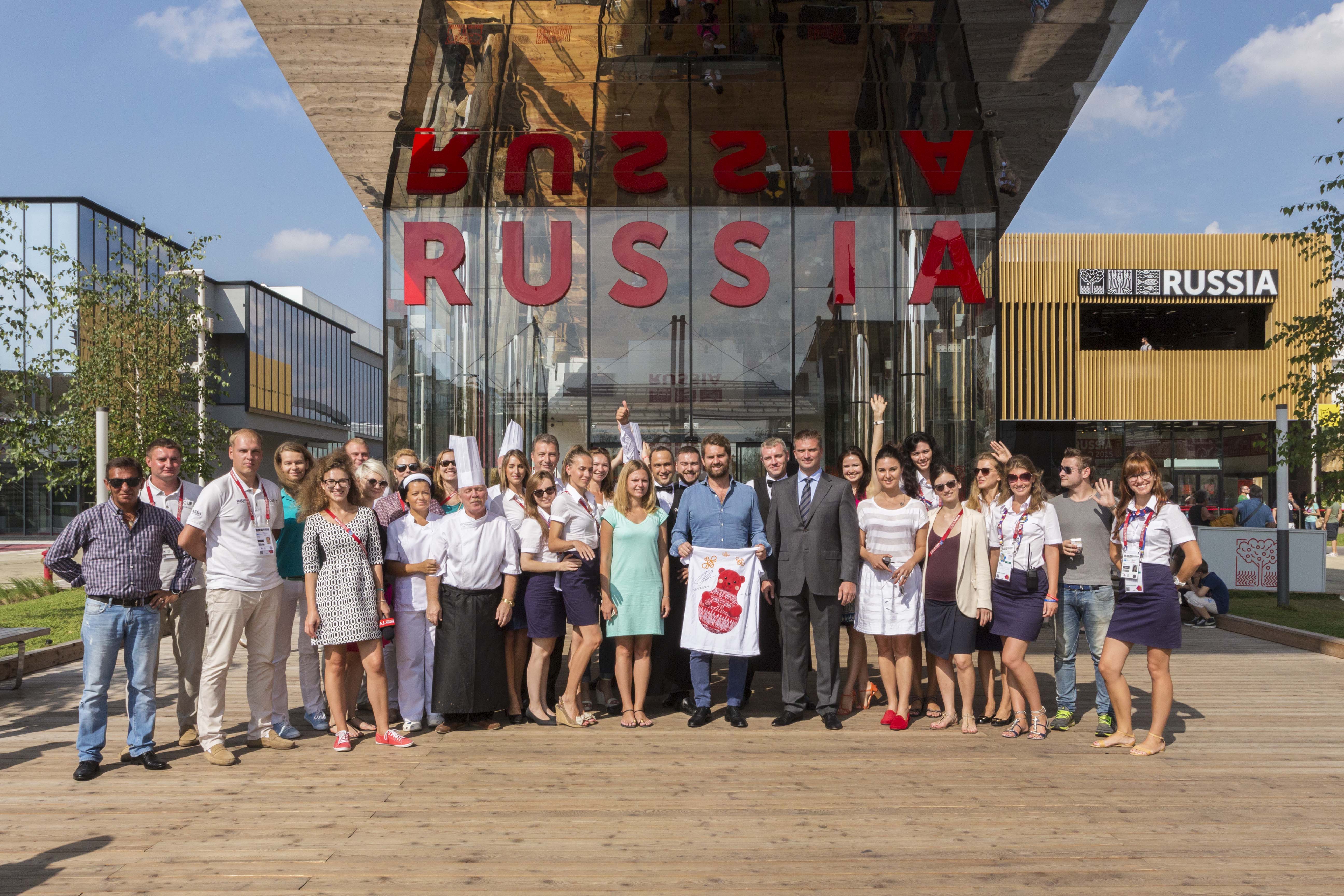 Il team del Padiglione Russia dell'Expo insieme al 2.222.222­esimo visitatore (Foto: Russia Expo 2015)