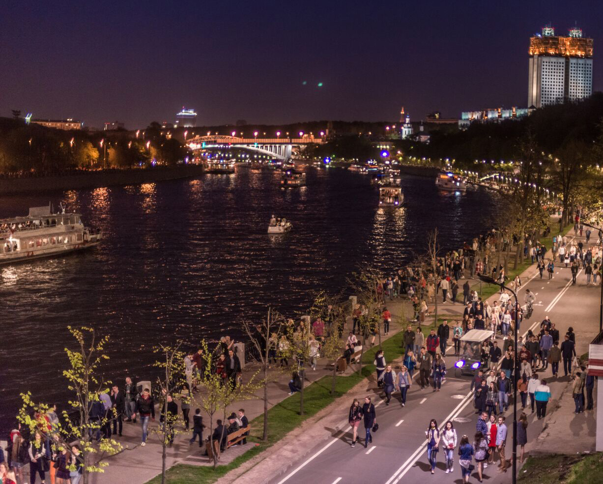 In Moscow, one could take a long walk along the banks of the Moskva river, which loops and meanders for over 30 km in the city.