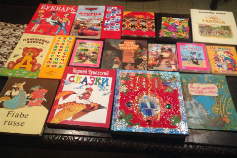 Alcuni dei libri russi donati alla Biblioteca "Annalisa Durante" di Forcella.
