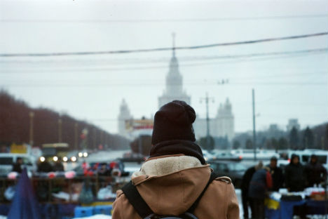 Una studentessa davanti all'università Mgu di Mosca.