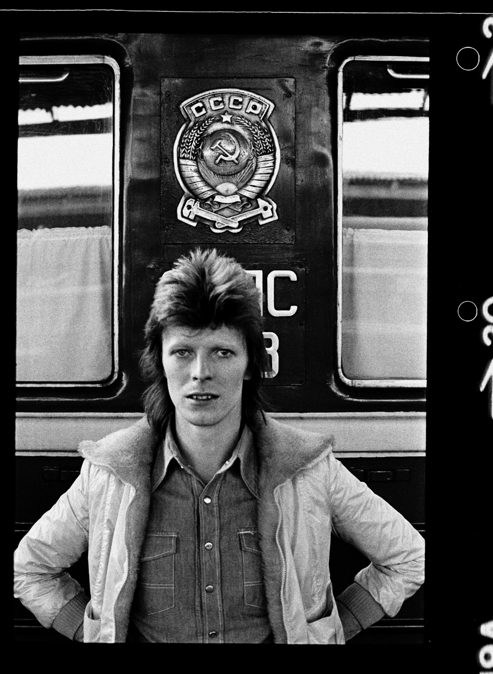 Si dice che David Bowie soffrisse di aerofobia e ciò spiegherebbe la sua scelta di viaggiare in nave e in treno. In ogni caso, non si sa con certezza in quale località esatta salì a bordo del treno sulla linea Vladivostok-Mosca