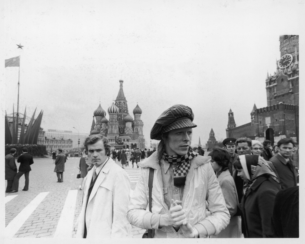 Inizialmente la notizia del viaggio di Bowie a Vladivostok sembrava troppo fantasiosa per essere vera, dato che la città è rimasta chiusa agli stranieri fino al 1992. Tuttavia, Ruslan Vakulik, giornalista di Vladivostok, ha trovato diverse conferme a queste voci, tra cui una testimonianza del reporter Robert Musel, che aveva accompagnato Bowie in quel suo viaggio nell’Urss, e le lettere spedite a Cherry Vanilla, la sua addetta stampa
