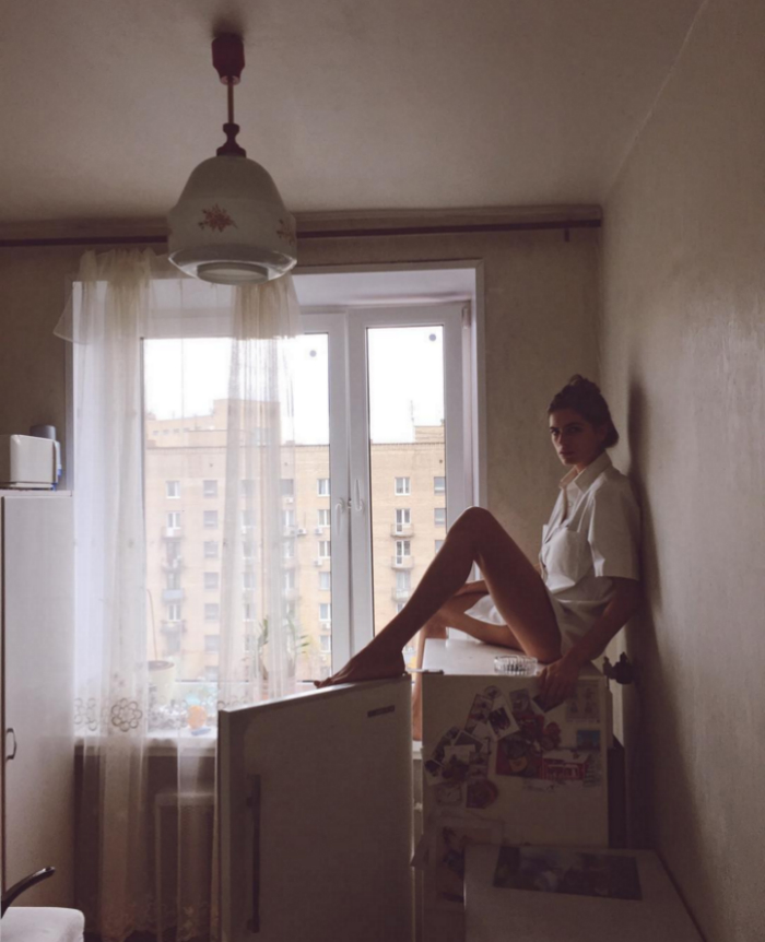 Dasha ha girato tutta l’Europa lavorando come dj. Ogni mese prende una ventina di voli, tra sfilate ed esibizioni