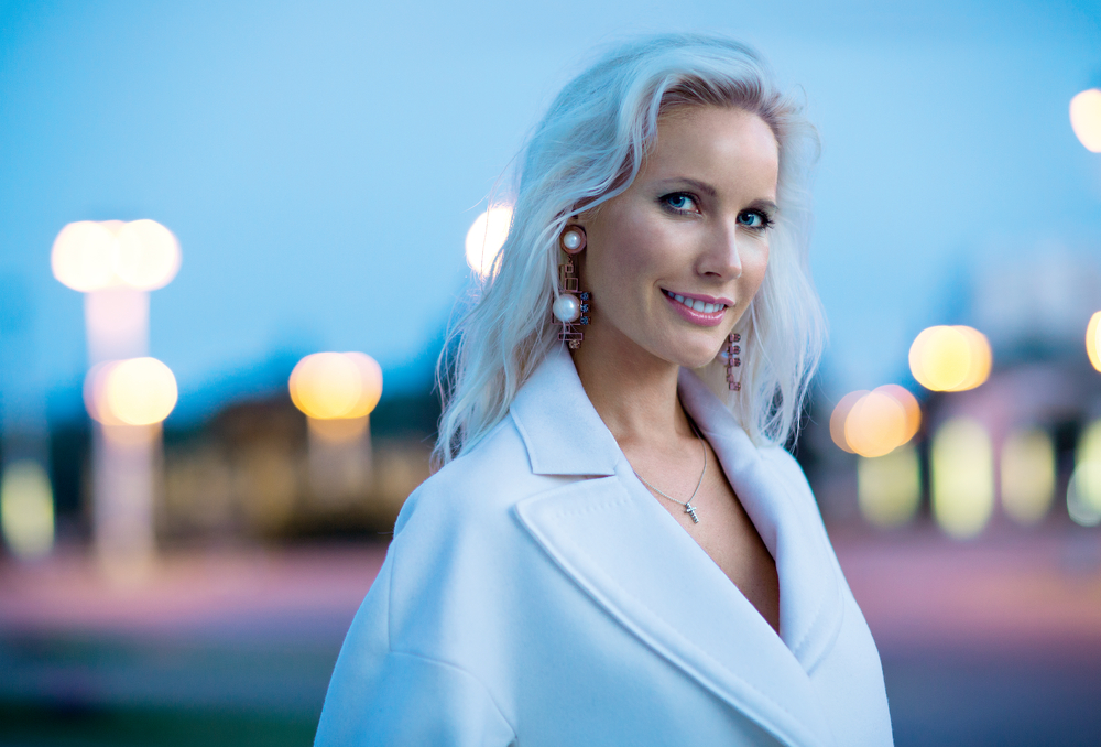 Elena Letuchaya è una famosa presentatrice televisiva russa. Nata il 5 dicembre 1978 nella città di Yaroslavl, nel 1985 si è trasferita a Tynda, nella regione dell’Amur, insieme alla famiglia