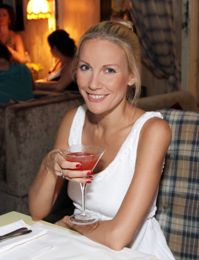 I suoi outfit sono perlopiù frutto della propria fantasia e creatività: di rado Elena chiede aiuto agli stilisti per le proprie uscite in pubblico